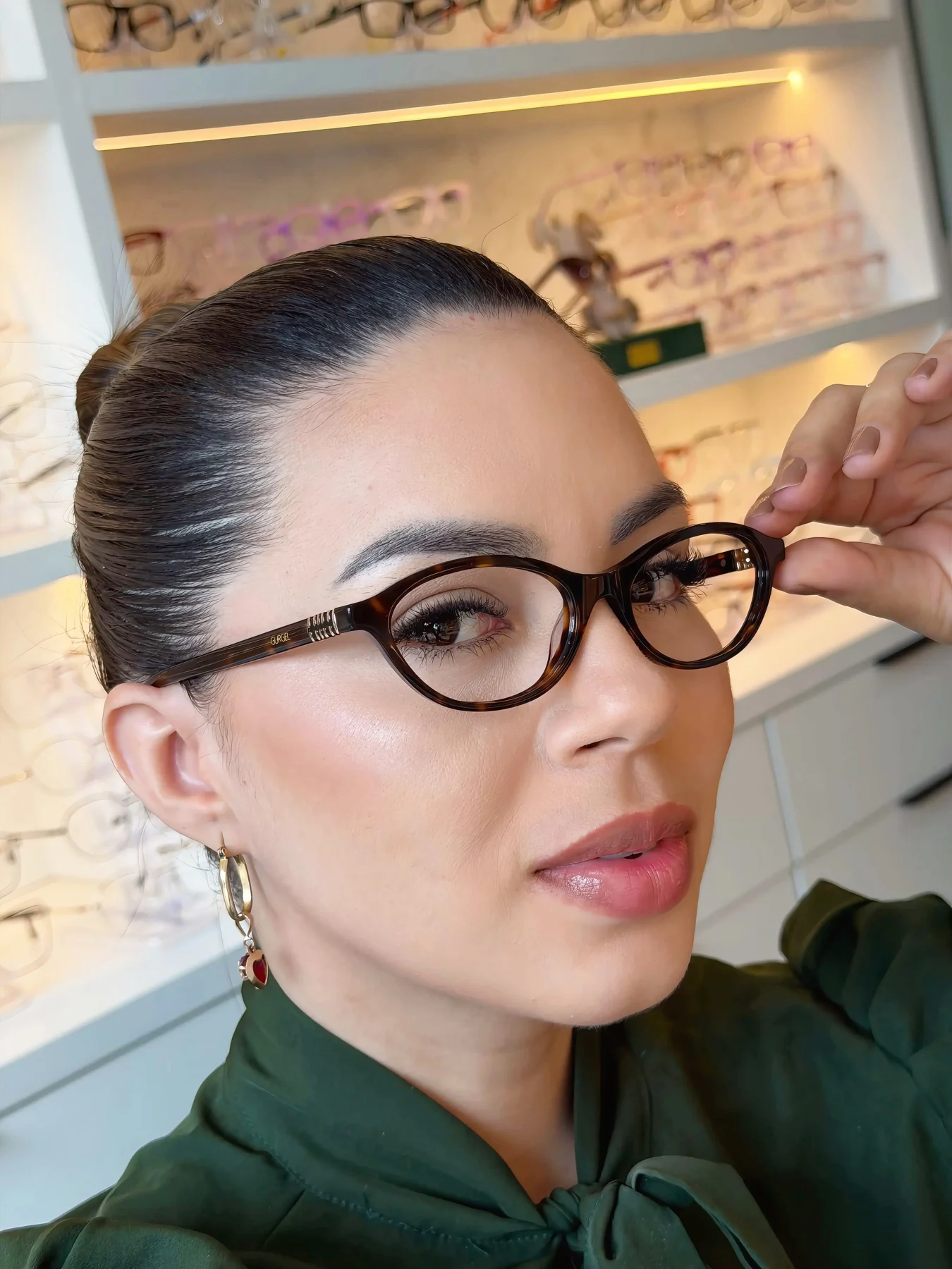 Armação de grau em um look da Óticas Gurgel